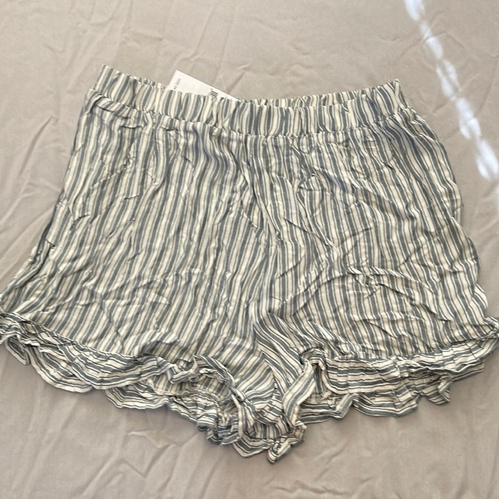 NWT American Eagle Outfitters shorts with ruffle n the legs, size S
